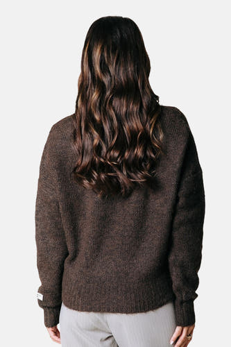 Pull marron avec col rond de COLOURFUL REBEL, avec des manches longues et une texture lisse sur le dos.