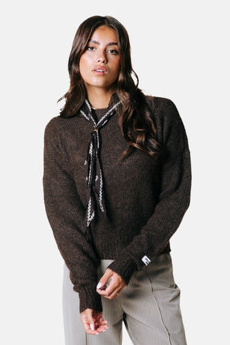 Pull marron avec col rond de COLOURFUL REBEL, associé à un élégant foulard et à des pantalons rayés.