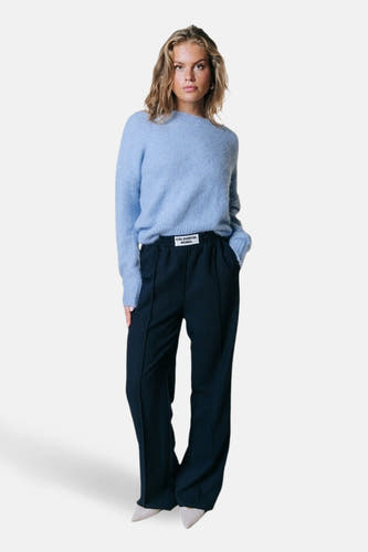 Pull bleu à col rond de COLOURFUL REBEL, avec une texture douce et des manches longues, combiné avec un pantalon noir.
