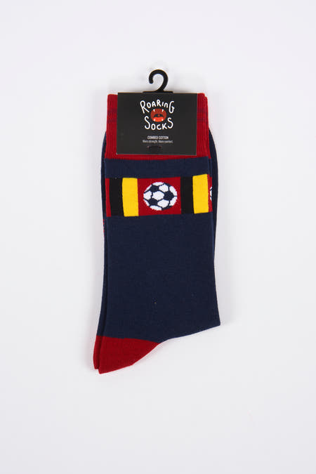 Chaussettes bleues de ROARING SOCKS avec un ballon de football et des accents rouges.