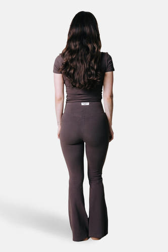 Pantalon de jogging marron de COLOURFUL REBEL, avec jambes évasées et taille haute, vu de dos.