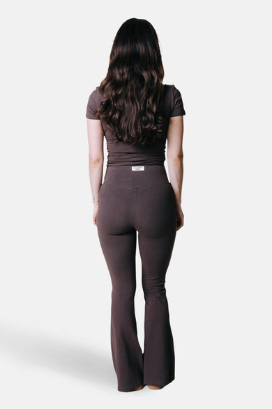 Pantalon de jogging marron de COLOURFUL REBEL, avec jambes évasées et taille haute, vu de dos.