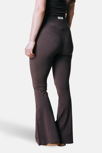 Bruine joggingbroek van COLOURFUL REBEL, achterkant gezien, uitlopende pijpen, effen stof.