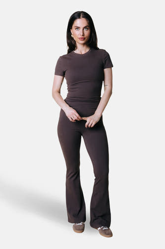 Pantalon de jogging marron de COLOURFUL REBEL, à jambes évasées, porté avec un t-shirt assorti et des chaussures marron.