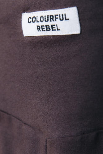 Pantalon de jogging marron de COLOURFUL REBEL avec une étiquette de marque à la taille.