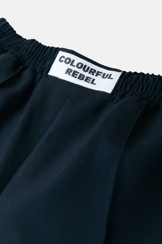 Zwarte broek van COLOURFUL REBEL, met een elastische tailleband en een labeldetail.