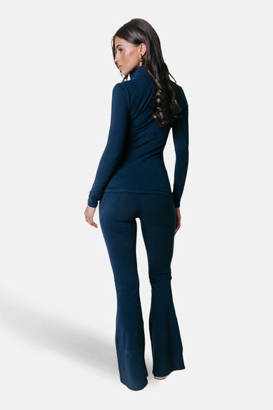 Pantalon de jogging bleu de COLOURFUL REBEL, coupe évasée avec jambes longues, vu de dos.