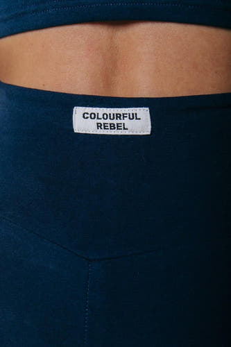 Blauwe joggingbroek van COLOURFUL REBEL, met logo label op de rug.