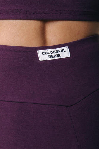 Paarse joggingbroek van COLOURFUL REBEL, met een label in de tailleband.