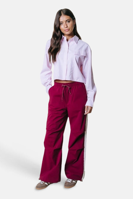 Pantalon de jogging bordeaux de COLOURFUL REBEL, avec cordon de serrage à la taille et bande blanche sur le côté.