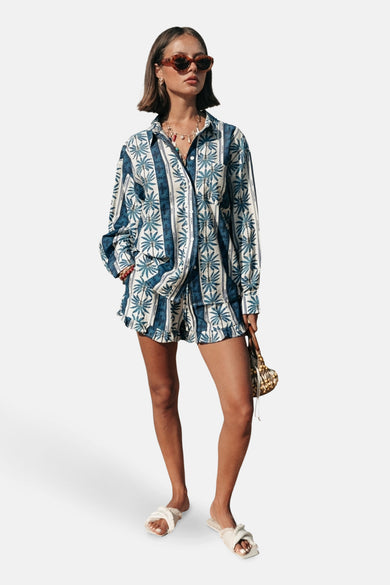 Short bleu de COLOURFUL REBEL avec un motif de feuille tropicale et une ceinture élastique.