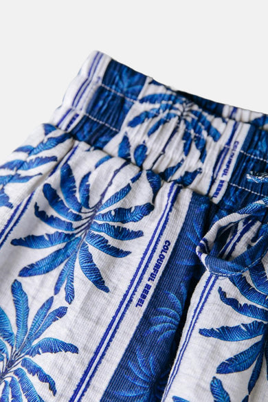 Blauwe short van COLOURFUL REBEL met een tropisch bladmotief en elastische tailleband.
