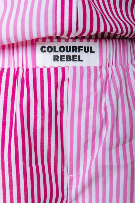 Short rayé rose de COLOURFUL REBEL avec des rayures blanches et une taille élastique.