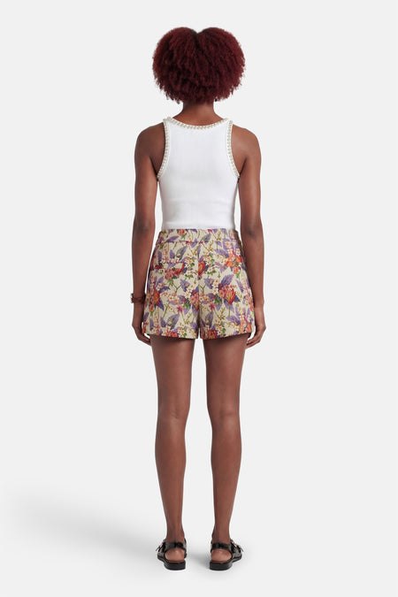 Short multicolore de COLOURFUL REBEL, avec imprimé floral et porté avec un haut blanc à détails strass et des sandales.