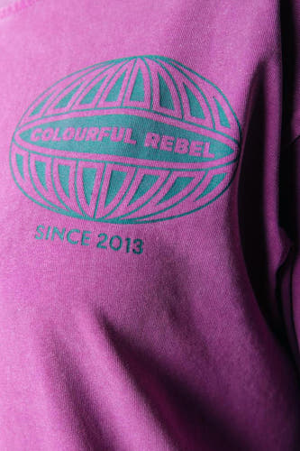 T-shirt rose à manches longues de COLOURFUL REBEL, avec une impression graphique de globe et le texte "Since 2013".