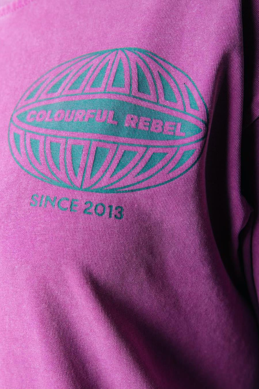 T-shirt rose à manches longues de COLOURFUL REBEL, avec une impression graphique de globe et le texte "Since 2013".