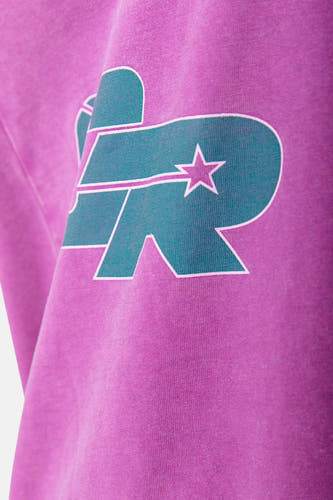 T-shirt rose à manches longues de COLOURFUL REBEL, avec une grande impression de logo bleu-vert sur la manche.