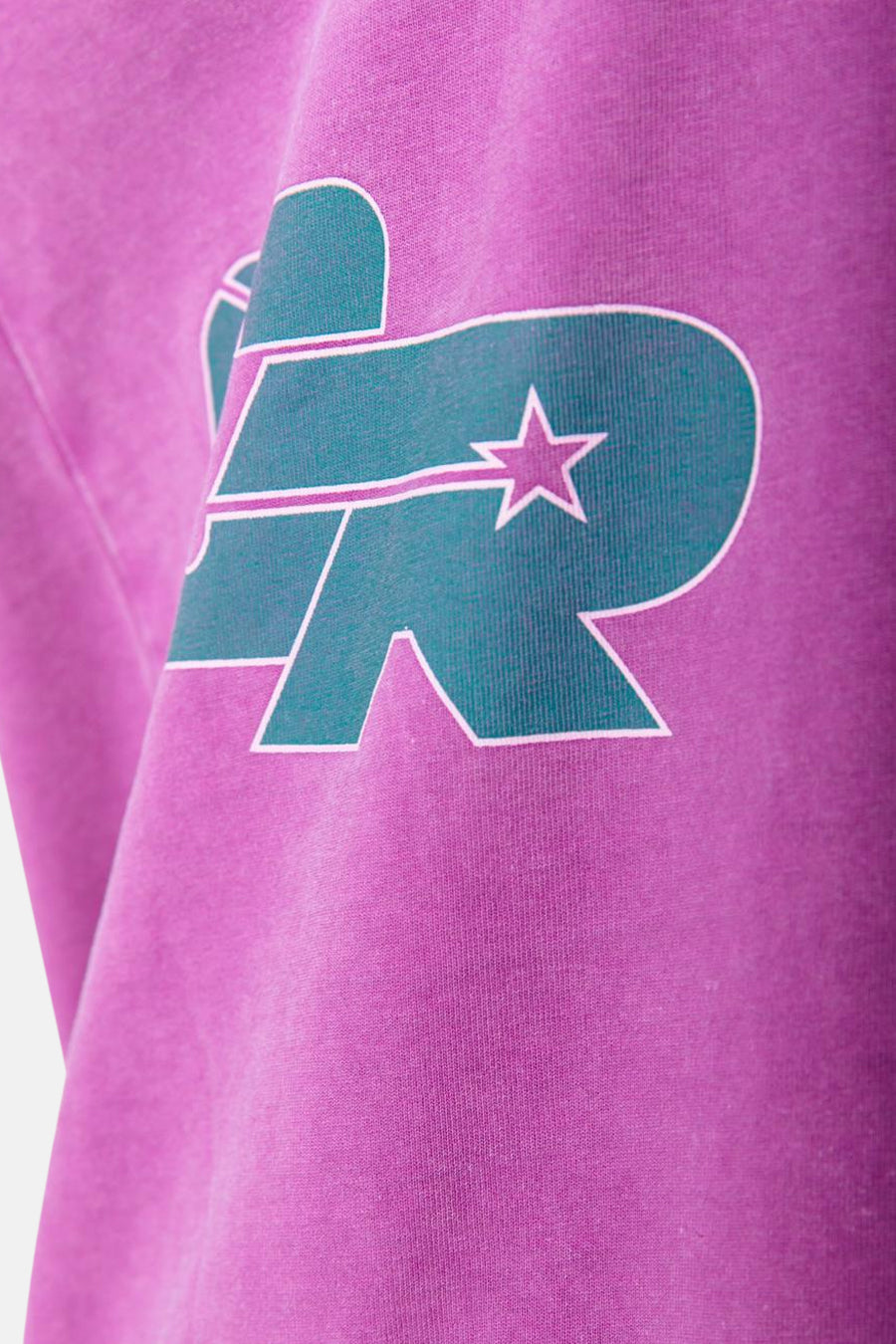 T-shirt rose à manches longues de COLOURFUL REBEL, avec une grande impression de logo bleu-vert sur la manche.
