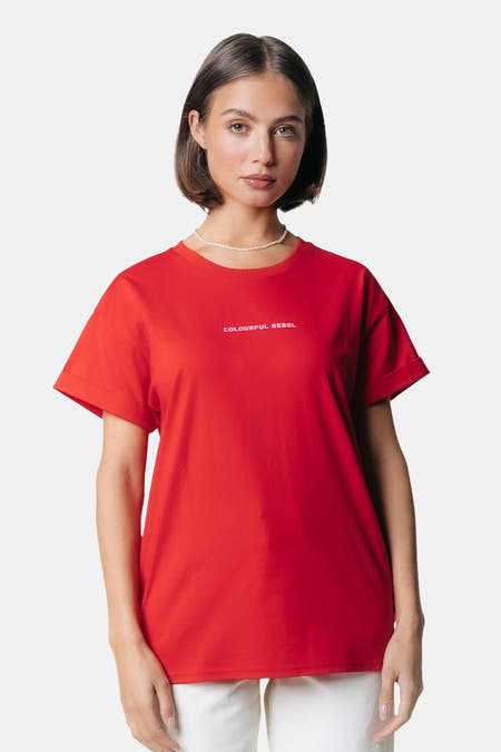 T-shirt rouge à manches courtes de COLOURFUL REBEL, avec une femme portant un collier de perles sur le côté.