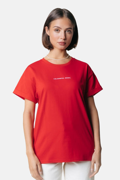 T-shirt rouge à manches courtes de COLOURFUL REBEL, avec une femme portant un collier de perles sur le côté.