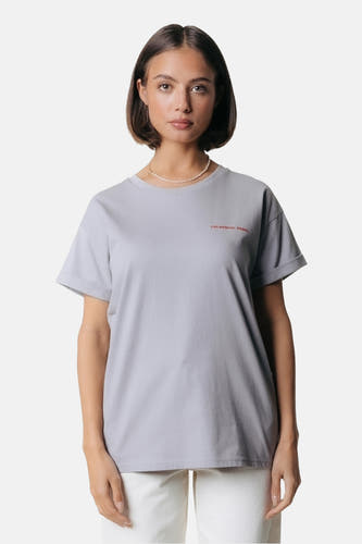 T-shirt gris à manches courtes de COLOURFUL REBEL, avec des manches retroussées et un collier de perles.