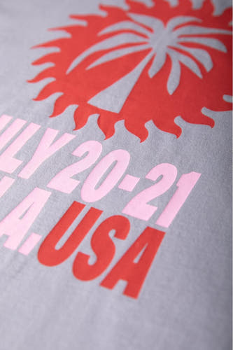 T-shirt gris à manches courtes de COLOURFUL REBEL, avec une impression rouge et rose d'un palmier et du texte "JULY 20-21 USA".