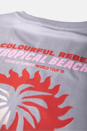 T-shirt gris à manches courtes de COLOURFUL REBEL, avec une impression du texte "Plage Tropicale".