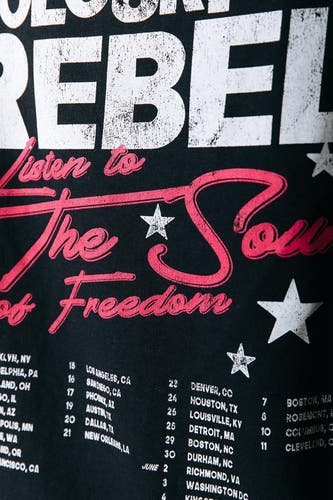 T-shirt noir à manches courtes de COLOURFUL REBEL, avec du texte blanc et une liste de villes.