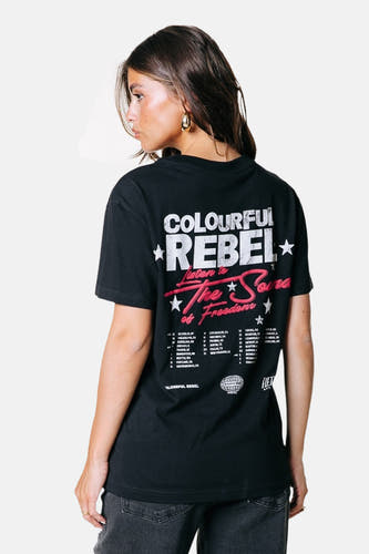 T-shirt noir à manches courtes de COLOURFUL REBEL, avec une impression sur le dos et porté avec des jeans gris.