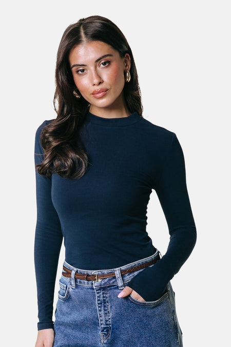 T-shirt bleu de COLOURFUL REBEL avec étiquette de marque dans le cou et boucle d'oreille dorée.