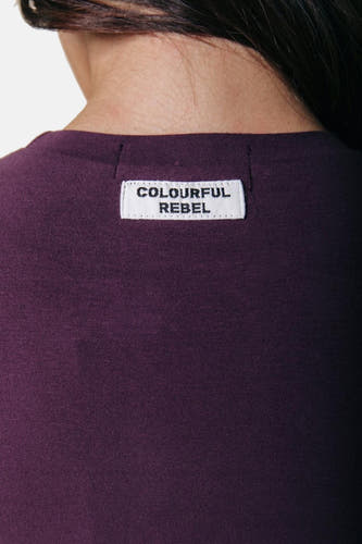 Paars T-shirt van COLOURFUL REBEL, met een label met de merknaam in de nek.
