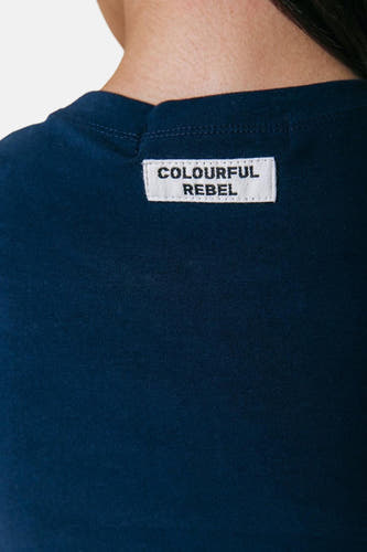 Blauw T-shirt met korte mouwen van COLOURFUL REBEL, met een wit merklabel in de nek.
