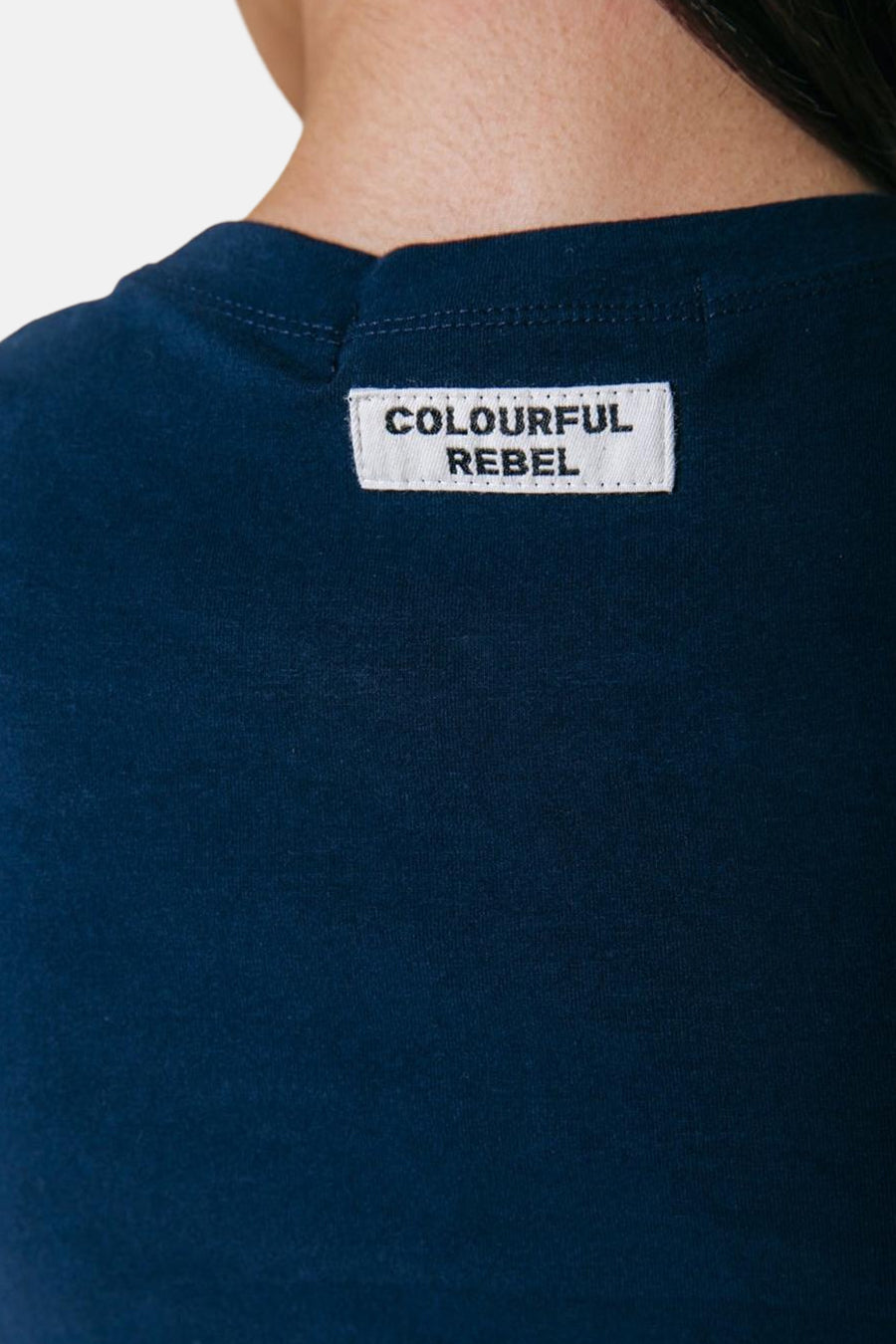 Blauw T-shirt met korte mouwen van COLOURFUL REBEL, met een wit merklabel in de nek.
