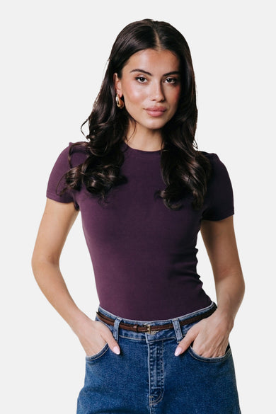Paars T-shirt met korte mouwen van COLOURFUL REBEL, gecombineerd met een jeans en bruine riem.