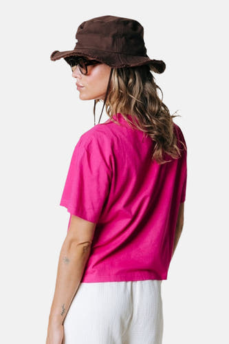 Roze T-shirt van COLOURFUL REBEL met korte mouwen, gedragen door een model in zij-/rugweergave met een bruine hoed.