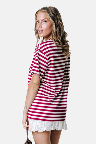 Rood-wit gestreept oversize T-shirt van COLOURFUL REBEL met kantzoom, zijprofiel van model