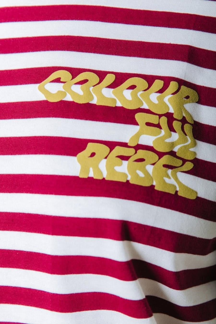 Rood-wit gestreept T-shirt van COLOURFUL REBEL met goudkleurig logo, close-up van voorkant