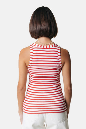 T-shirt à rayures rouges sans manches de COLOURFUL REBEL, avec une chaîne d'or autour du cou.