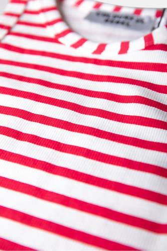 T-shirt sans manches rouge de COLOURFUL REBEL, avec un motif à rayures et une encolure ronde.
