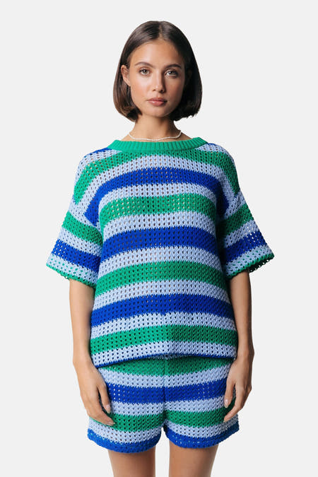 Sweat-shirt multicolore de COLOURFUL REBEL, avec un motif rayé en bleu et vert, et des manches courtes.