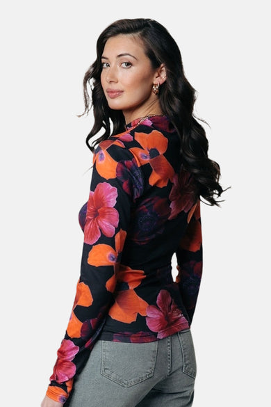 T-shirt multicolore à manches longues de COLOURFUL REBEL, avec un motif floral et porté avec une pantalon en cuir.