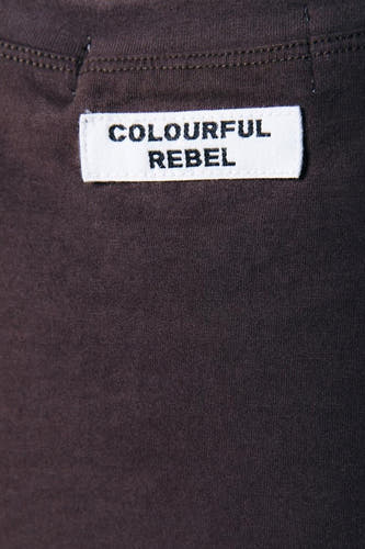 T-shirt à manches longues marron de COLOURFUL REBEL, gros plan sur l'étiquette.