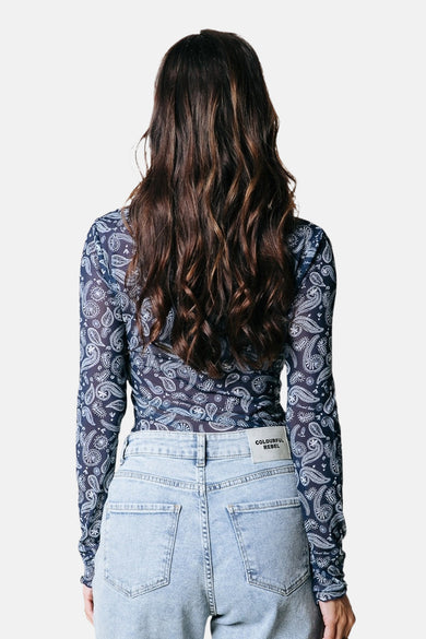 T-shirt bleu à manches longues de COLOURFUL REBEL, avec un motif paisley, associé à des jeans bleus.