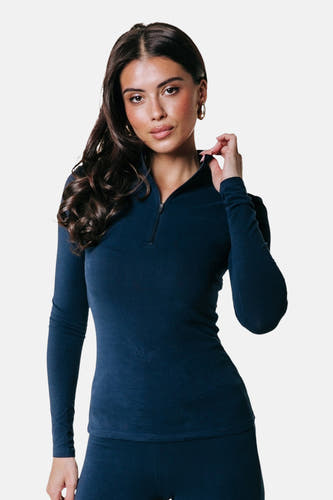 Blauw T-shirt met lange mouwen van COLOURFUL REBEL, met een ritssluiting en gouden oorbellen.