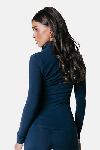 Blauw T-shirt met lange mouwen van COLOURFUL REBEL, gedragen door een model met gouden oorbellen.