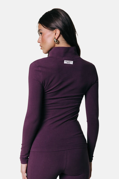 T-shirt à manches longues violet de COLOURFUL REBEL, vu de dos avec un col rond et des boucles d'oreilles dorées.