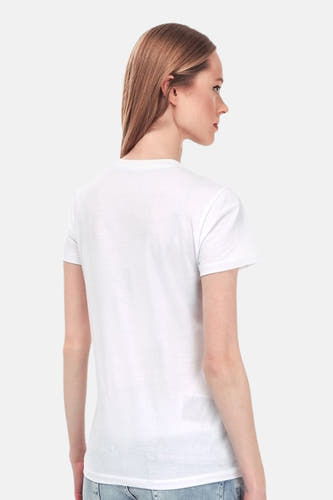 T-shirt blanc à manches courtes de Tommy Hilfiger, dos, porté avec un pantalon de travail.