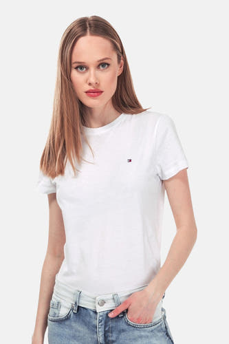 T-shirt blanc à manches courtes de TOMMY HILFIGER, associé à un jean bleu.