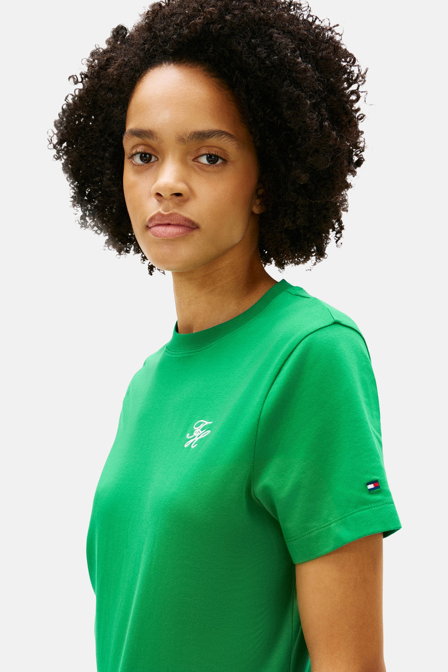 T-shirt vert de TOMMY JEANS, à manches courtes, logo sur la poitrine et petit drapeau sur la manche.