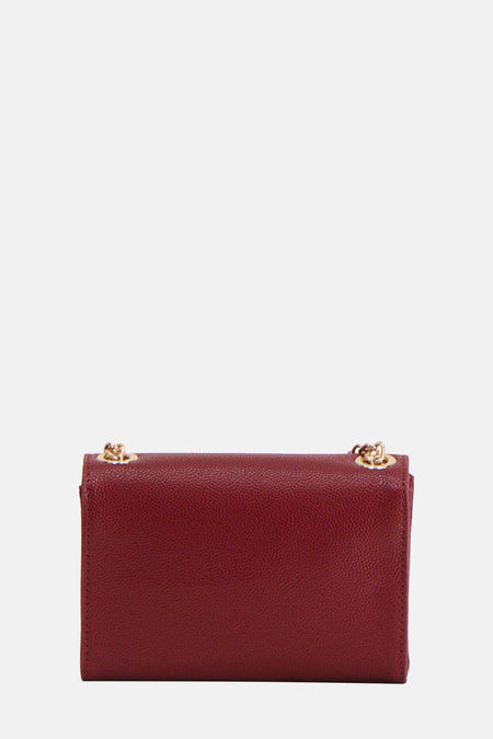 Bordeaux sac à dos de VALENTINO BAGS, avec des détails de chaîne dorée sur un fond lisse.